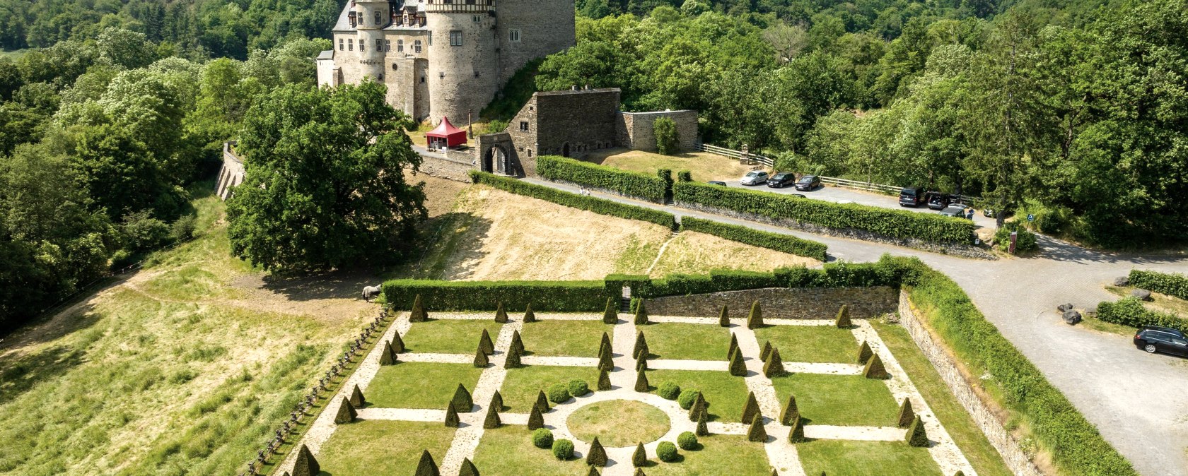 Schloss Bürresheim mit barockem Garten, © Eifel Tourismus GmbH, Dominik Ketz