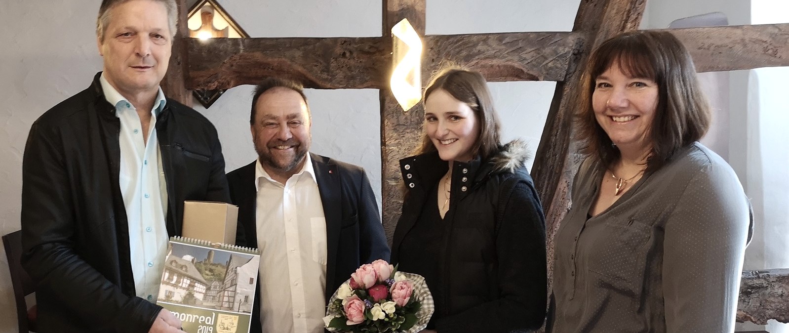 Neueröffnung im Café Plüsch in Monreal v.l.n.r. : Ortsbürgermeister Karl Schmitz, Bürgermeister Alfred Schomisch, Leonie Brust und Tanja Gilles, © Laura Rinneburger