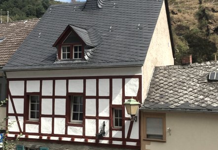 Fasade FH Astorius mit der Burg