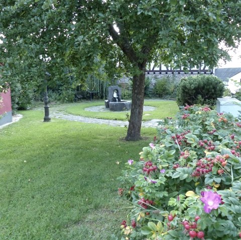 Kleine dorpsplein in Anschau, &copy; Foto: Verbandsgemeinde Vordereifel, Quelle: Touristik-B&uuml;ro Vordereifel