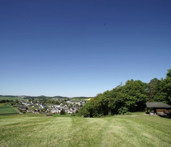 Ausblick von der Schutzh&uuml;tte am Eichenb&auml;umchen, &copy; Foto: Laura Rinneburger, Quelle: Touristik-B&uuml;ro Vordereifel