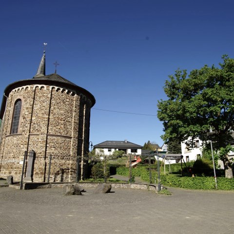 Dorfplatz an der Schutzengelkapelle, © Foto: Laura Rinneburger, Quelle: Touristik-Büro Vordereifel