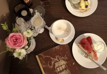 Kaffee und Kuchen im Café Plüsch, © Foto: Laura Rinneburger, Quelle: Touristik-Büro Vordereifel