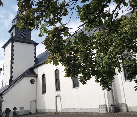 Kirche mit Turm, © Foto: Svenja Schulze-Entrup, Quelle: Touristik-Büro Vordereifel