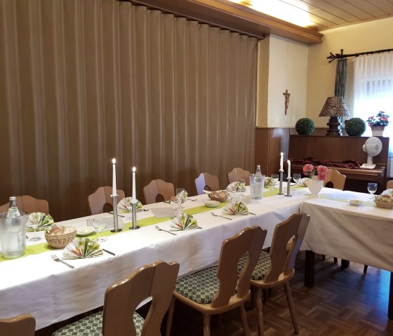 Salle de restaurant avec tables dress&eacute;es, &copy; Foto: Svenja Schulze-Entrup, Quelle: Touristik-B&uuml;ro Vordereifel