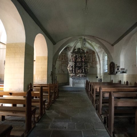 Gang zum Altar in der Wallfahrtskapelle, © Foto: Laura Rinneburger, Quelle: Touristik-Büro Vordereifel