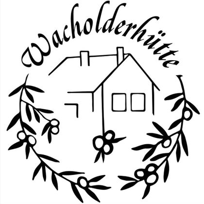 Ein einfaches Logo mit der Aufschrift "Wachholderhütte" und einer stilisierten Zeichnung eines Hauses. Umgeben von einem Kranz aus Zweigen und Beeren.