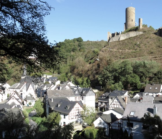 Village &agrave; colombages de Monreal avec les ruines du ch&acirc;teau fort, &copy; Foto: Svenja Schulze-Entrup, Quelle: Touristik-B&uuml;ro Vordereifel