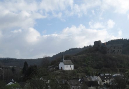 Burgruine Virneburg mit Kapelle, © Foto: Svenja Schulze-Entrup, Quelle: Touristik-Büro Vordereifel