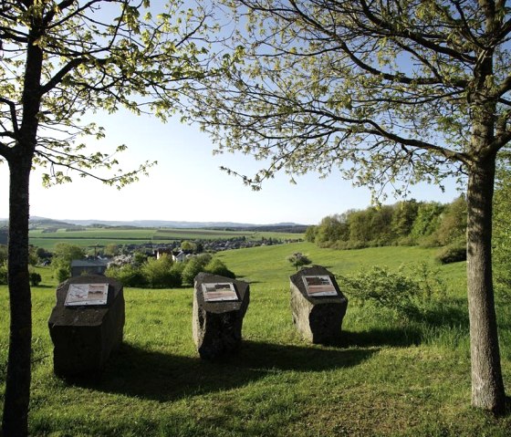 Volcano park information boards with a view of Boos, &copy; Foto: Laura Rinneburger, Quelle: Touristik-B&uuml;ro Vordereifel
