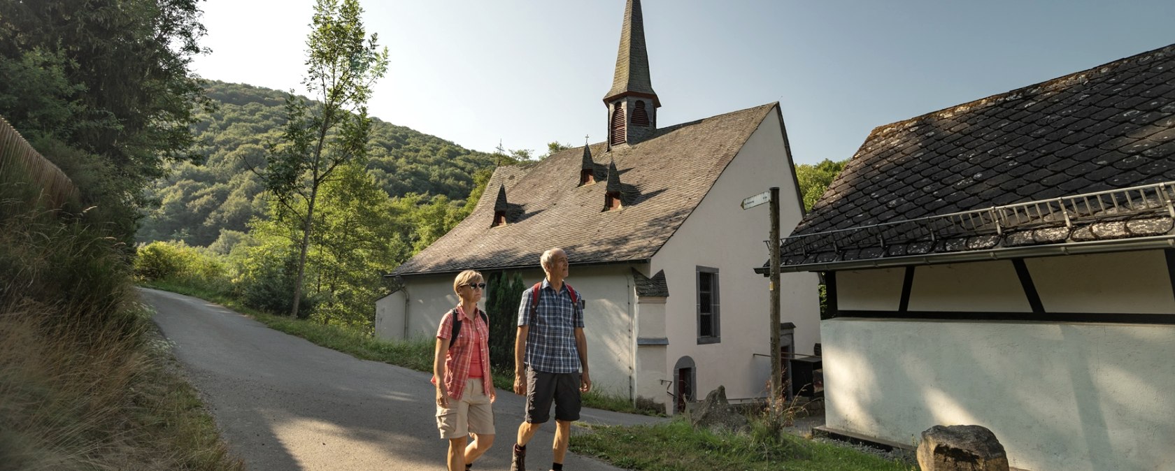 Wanderer auf dem Weg zur Pilgerkapelle in St. Jost