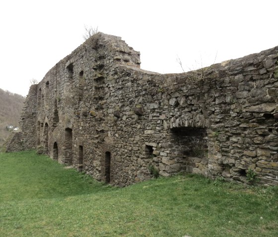 the thick walls of the castle ruins, &copy; Foto: Svenja Schulze-Entrup, Quelle: Touristik-B&uuml;ro Vordereifel