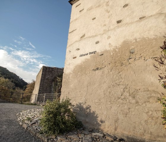 the way past thick castle walls..., &copy; Foto: Laura Rinneburger, Quelle: Touristik-B&uuml;ro Vordereifel